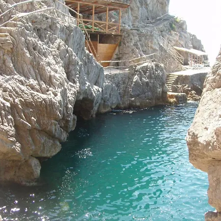 Sleeps 6 Air Con Wifi